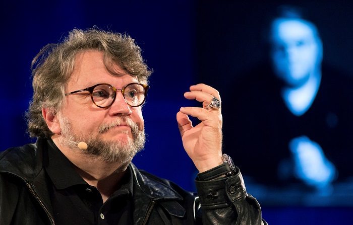 El cineasta mexicano Guillermo del Toro, ganador del Óscar por "The Shape of Water", se ofreció hoy a cubrir los costos del viaje a París de uno de sus becarios que generó una polémica al pedir ayuda económica en las redes sociales. EFE/ARCHIVO