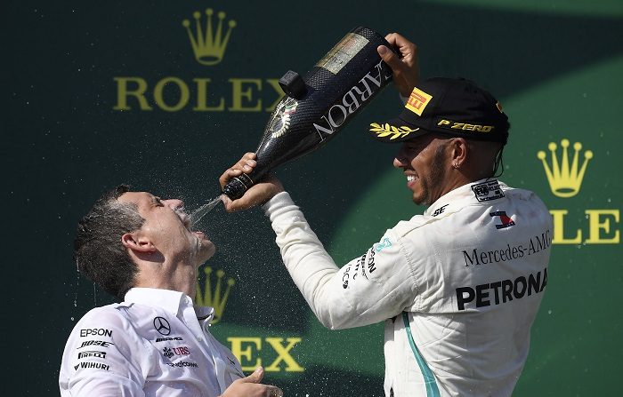 El piloto británico de Fórmula Uno Lewis Hamilton (d) de Mercedes AMG GP celebra con su ingeniero de carrera Riccardo Mosconi en el podio, después de ganar el Gran Premio Húngaro de Fórmula Uno en el circuito de Hungaroring, en Mogyorod, al noreste de Budapest, Hungría. EFE