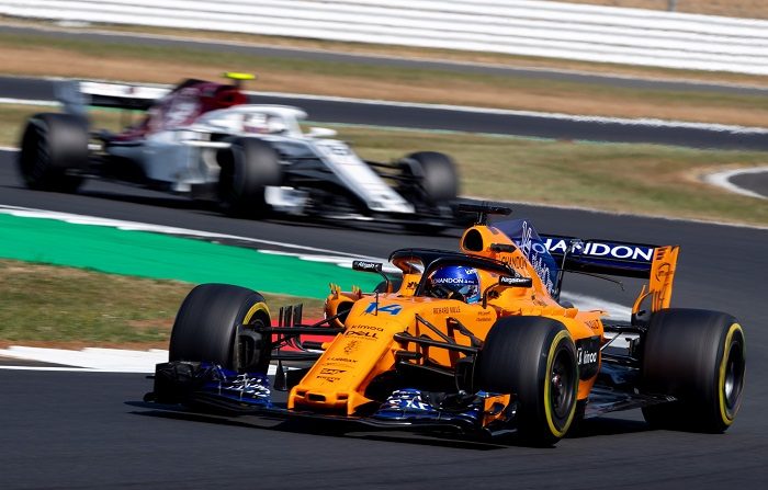 El piloto español Fernando Alonso, de la escudería McLaren, participa en una sesión de entrenamientos libres para el Gran Premio de Gran Bretaña de Fórmula Uno en el circuito de Silverstone, en Northamptonshire (Reino Unido) hoy, 6 de julio de 2018. EFE/Valdrin Xhemaj