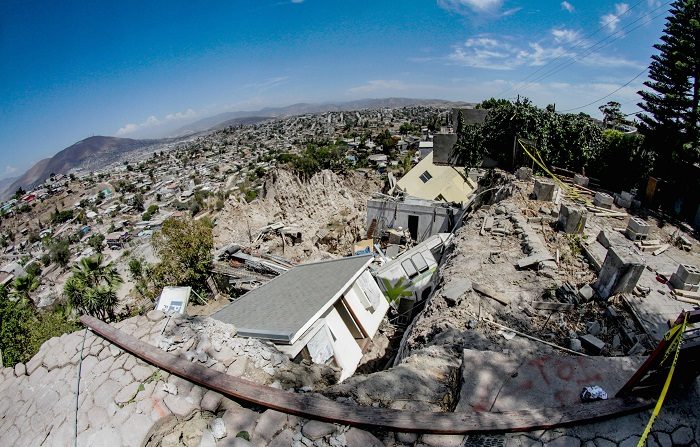 De acuerdo al director de Protección Civil de este municipio del noroccidental estado de Baja California, José Rito Portugal, las condiciones inestables del terreno pueden ser la causa de los derrumbes. EFE/Joebeth Terriquez