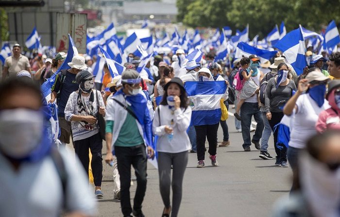 Unas 1.000 personas se manifestaron hoy en la capital de Nicaragua para exigir que cese la represión y la violencia que mantiene el Gobierno de Daniel Ortega desde el pasado 18 de abril contra el levantamiento popular en protesta por la gestión del mandatario. EFE/Jorge Torres