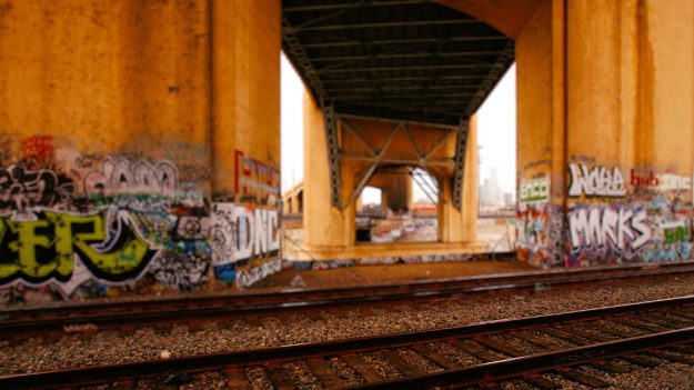 Hombre en las vías del tren salva su vida de milagro gracias a un policía