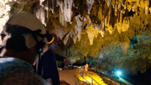 «Lo hacemos bien de corazón»: 2000 voluntarios limpian los alrededores de la cueva de Tailandia