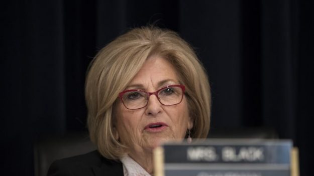 Arrestan estadounidense que amenazó con matar a la congresista republicana Diane Black