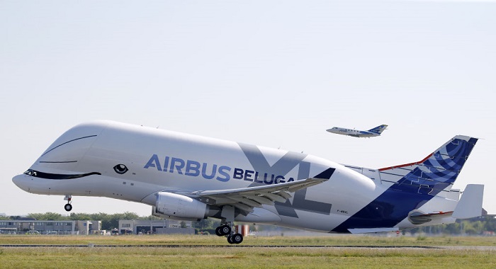 En la foto un avión Airbus 'BelugaXL' despega de una pista de aterrizaje en Toulouse-Blagnac el 19 de julio de 2018 para su primer vuelo de prueba. La empresa Airbus lanzará en México una escuela de jóvenes pilotos en enero de 2019. (Foto por STR / AFP) (El crédito de la foto debe leer STR/AFP/Getty Images)