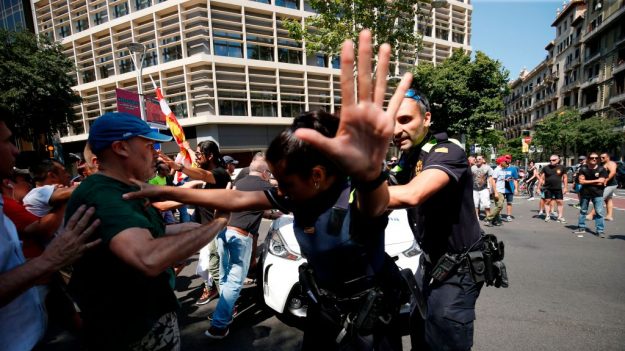 Uber sin servicio en Barcelona tras acoso vandálico de taxistas a una familia en un auto