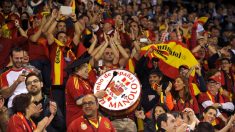 Aunque España queda fuera, el Superfan Manolo sigue apoyándola con su tambor