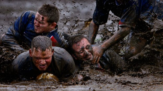 Olvídate de la Copa: este mundial de fútbol en barro es más divertido y sí lo ganaron los rusos