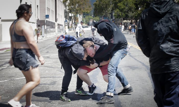 Extremistas de Antifa atacan un simpatizante de Trump en el Parque Martin Luther King Jr. en Berkeley, California, el 27 de agosto de 2017. (Elijah Nouvelage/Getty Images)
