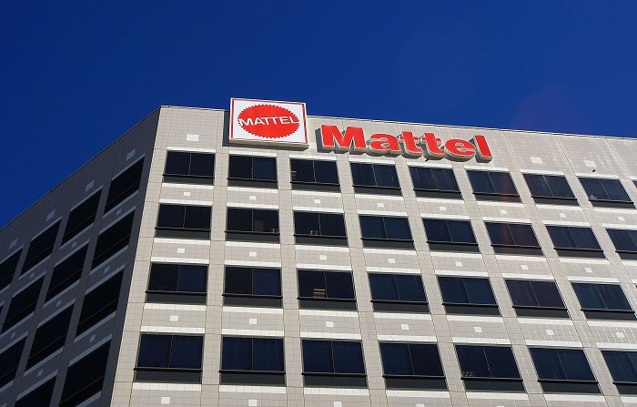 La empresa juguetera estadounidense Mattel reducirá  2.200 puestos de su plantel, lo que representa el 22 % de su fuerza de trabajo, y además cerrará sus fábricas en México. (Photo by David McNew/Getty Images)