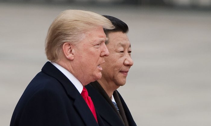 El presidente de EE. UU. Donald Trump y el mandatario chino Xi Jinping en una ceremonia de bienvenida en el Gran Salón del Pueblo en Beijing, 9 de noviembre de 2017. (Nicolas Asfouri/AFP/Getty Images)