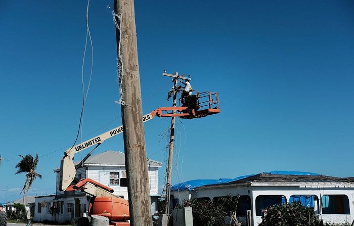 Un equipo de trabajo repara líneas eléctricas en la casi en Puerto Rico. El director de Operaciones Técnicas de la Autoridad de Energía Eléctrica (AEE) de Puerto Rico, Carlos Alvarado, informó hoy que casi dos mil clientes -de un total de 1,5 millones- siguen sin tener luz en la isla desde el paso del huracán María en septiembre de 2017 (Foto de Spencer Platt/Getty Images)