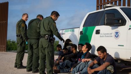 El DHS suspende algunas deportaciones durante 100 días