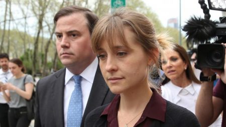 Condenan 3 años de cárcel a la actriz Allison Mack por su participación en la secta NXIVM