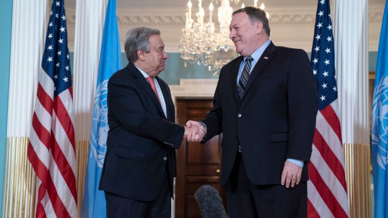  El Secretario de Estado de Estados Unidos, Mike Pompeo, saluda al Secretario General de las Naciones Unidas, Antonio Guterres, en el Departamento de Estado en Washington, DC. (Foto de Toya Sarno Jordan/Getty Images)