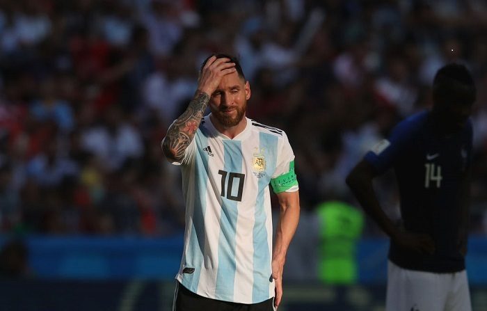  Lionel Messi, de Argentina, parece abatido durante el partido de octavos de final de la Copa Mundial de la FIFA Rusia 2018 entre Francia y Argentina en el Kazan Arena, el 30 de junio de 2018, en Kazán, Rusia. (Foto de Alexander Hassenstein/Getty Images)