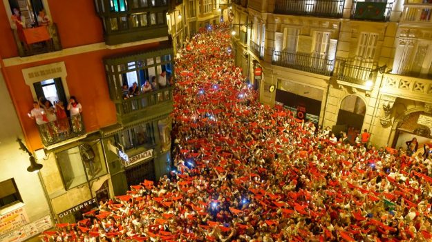 España: miles de personas despiden los Sanfermines 2018 entonando un melancólico «Pobre de mí»