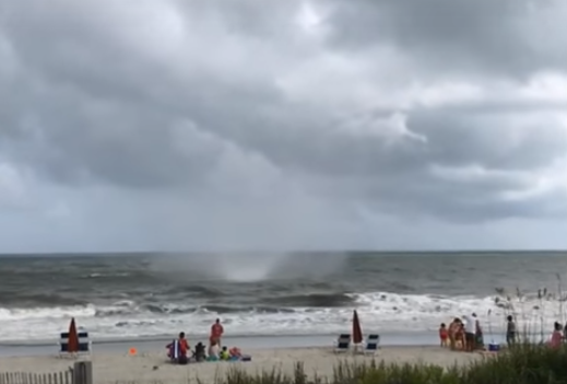 Tromba marina sorprende turistas en la playa lanzando sillas y sombrillas