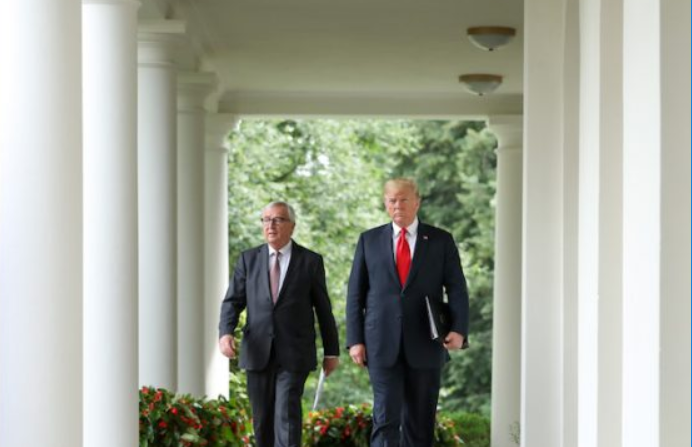 El presidente Donald Trump se reúne con el presidente de la Comisión Europea Jean-Claude Juncker en el Rose Garden de la Casa Blanca en Washington el 25 de julio de 2018. (Samira Bouaou / La Gran Época)