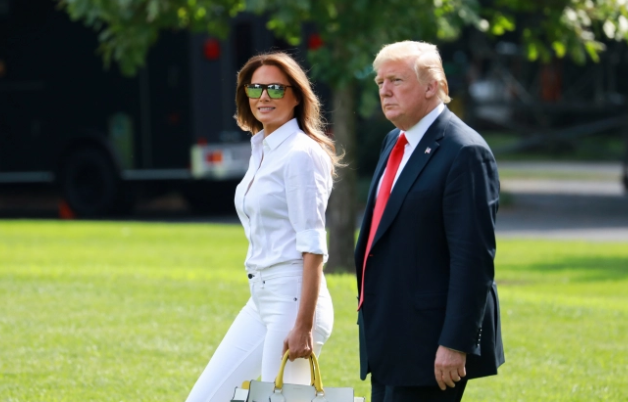 El presidente Donald Trump y la primera dama Melania Trump salen de la Casa Blanca rumbo a Bedminster, Nueva Jersey, el 27 de julio de 2018. (Samira Bouaou/The Epoch Times)
ShareTweetCompartirEmail.