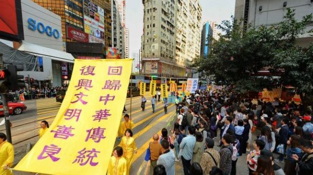 La gente en Hong Kong celebra la renuncia de 300 millones personas al Partido Comunista Chino