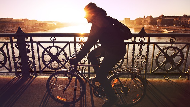 Joven sale en bicicleta al amanecer. Imagen ilustrativa. (Free-Photos/Pixabay) 