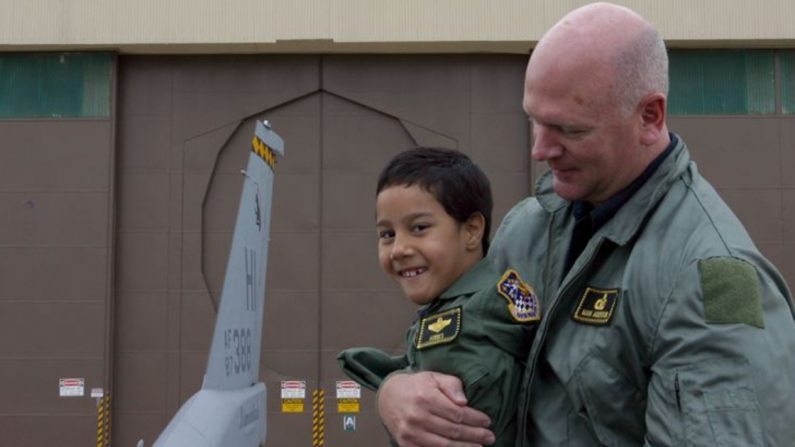 Gabe Adams con su padre Ron Adam en Hill Air Force Base, Utah, el 19 de Oct. 2006. (Crédito: Air Force Reserve Command)