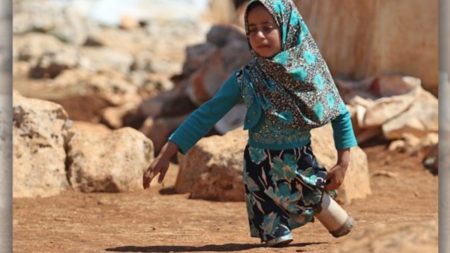 La niña siria con «piernas de latas» recupera la alegría gracias al esfuerzo altruista de un médico