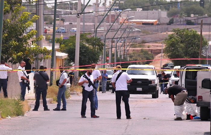 Policías ministeriales resguardan la zona donde fueron asesinadas once personas el 3 de agosto de 2018, en Ciudad Juárez, Chihuahua (México). EFE/Archivo