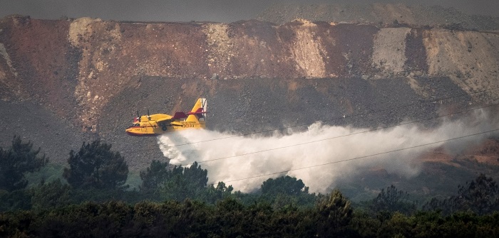 La reactivación de un foco obliga a nueva intervención de medios aéreos en Nerva
El Ministerio de Agricultura, Pesca y Alimentación ha incrementado el dispositivo aéreo de extinción que trabaja en Huelva para sofocar el incendio declarado en el paraje Sierra de San Cristóbal, en la localidad de Nerva. EFE