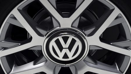 México pone en alerta a consumidores por falla en autos Volkswagen y Toyota