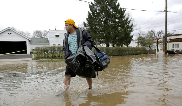 Residentes de Nueva Jersey tuvieron hoy que evacuar sus hogares, por segunda vez en tres días, debido a las inundaciones provocadas por la lluvia torrencial, que obligó a cerrar varias calles y perjudicó a los conductores. EFE/Archivo