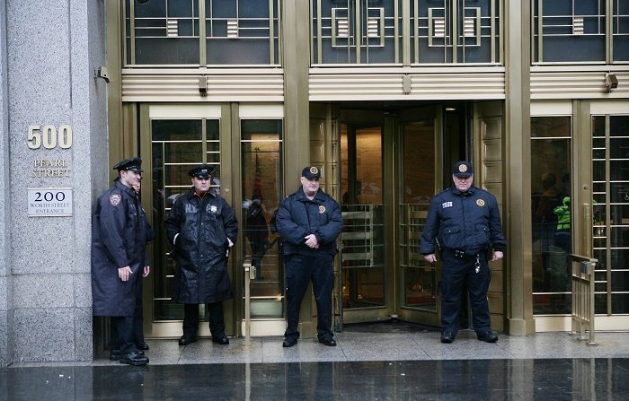 Policías montan guardia frente al edificio de la corte federal, donde el martes 18 de mayo de 2010, se presentó Faisal Shahzad, el estadounidense de origen paquistaní acusado por el fallido ataque con coche bomba en Times Square, y que compareció ante un juez de Nueva York (EE.UU.). EFE/GINO DOMENICO