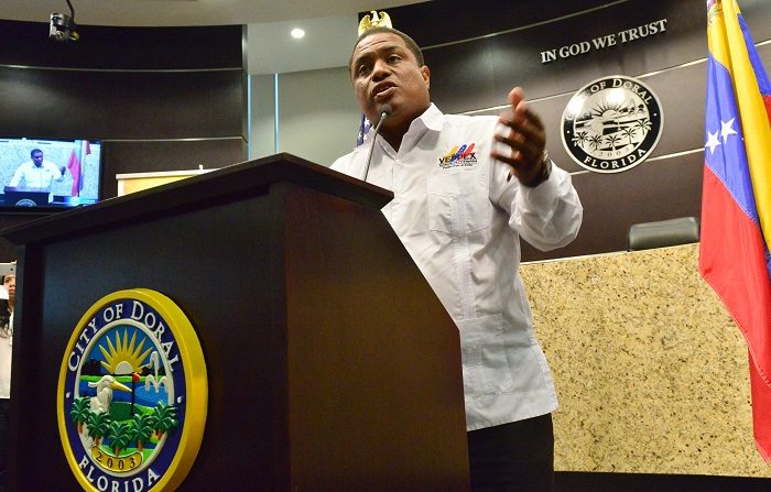 EFE/EUA CARIBE SHM46 MIAMI (FL,EE.UU), 13/04/17.- Jose Antonio Colina, presidente de Veppex habla este jueves 13 de abril durante el acto en el que el alcalde de la ciudad del Doral, Juan Carlos Bermudez (no aparece) anunció el 13 de abril como "Dia del exiliado Venezolano", durante un evento en el que Luis Almagro, secretario general de la OEA, además recibió la Orden de Exilio del Venezolano Rómulo Betancourt de parte de la Organización de Venezolanos Perseguidos Políticos en el Exilio (Veppex). En el ayuntamiento de la ciudad del Doral (Florida), aledaña a Miami, Almagro condenó hoy en términos muy duros al Gobierno venezolano, un "régimen", afirmó, que "tiene las manos manchadas de sangre", y exigió el cese de la "acción homicida de paramilitares" (colectivos) en las calles. EFE/GIORGIO VIERA