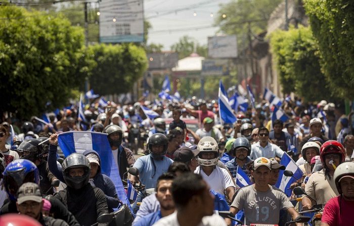Centenares de personas marcharon el 13 de mayo de 2018 desde Managua hacia el departamento de Masaya (Nicaragua) para apoyar a los manifestantes de esa ciudad que sufrieron los ataques de agentes antidisturbios y fuerzas sandinistas. EFE/Jorge Torres