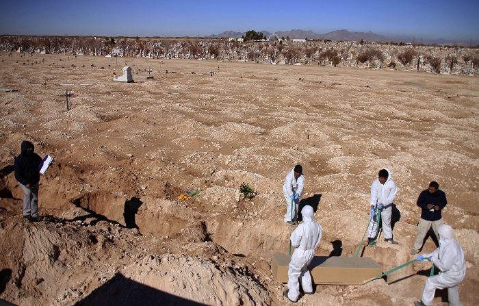 Las autoridades mexicanas hallaron 199 restos óseos en un rastreo en el Valle de Juárez, en la frontera con Estados Unidos del norteño estado de Chihuahua, informó hoy la fiscalía estatal. EFE/Alejandro Bringas