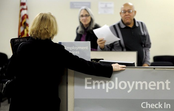 Las peticiones de subsidio por desempleo en Estados Unidos se situaron en un total de 210.000, manteniéndose en los niveles más bajos de los últimos  50 años, informó hoy el Departamento de Trabajo. (EFE/Archivo)