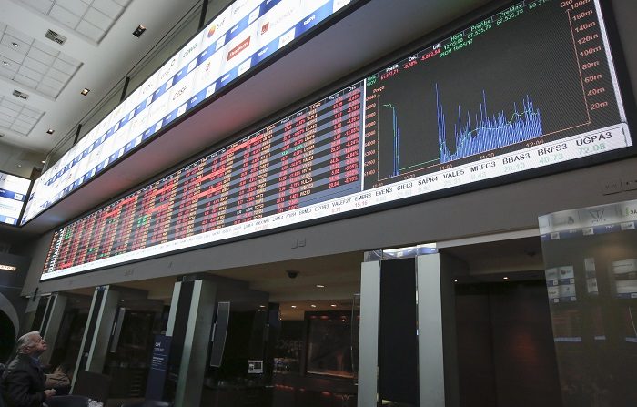 El pacto de México y EE.UU. genera récords en Wall Street y anima a Latinoamérica.
El Ibovespa de la Bolsa de Sao Paulo ascendió 2,19 % y se ubicó en 77.929 unidades, tras negocios por 7.361 millones de reales (1.803 millones de dólares). EFE/Archivo