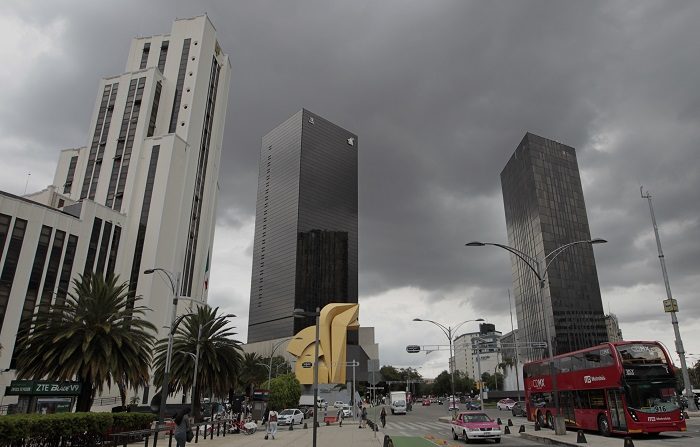La Ciudad de México se hunde cada año entre 8 y 12 centímetros, dice la UNAM
Vista general de la avenida Paseo de la Reforma, en la Ciudad de México. EFE/Archivo