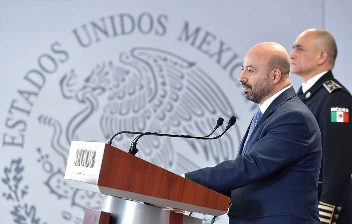 Fotografía cedida por la Comisión Nacional de Seguridad (CNS) que muestra a su titular, Renato Sales, mientras ofrece una rueda de prensa hoy, viernes 24 de agosto de 2018, en Ciudad de México (México). Las autoridades mexicanas detuvieron hoy a a Héctor Adrián "N", alias La Yegua, principal operador del Cartel del Golfo en el norte de México y objetivo prioritario del Gobierno federal, informó hoy la Comisión Nacional de Seguridad (CNS). EFE/CNS/SOLO USO EDITORIAL