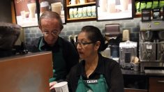Adultos mayores mexicanos regresan al mundo laboral de la mano de Starbucks