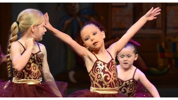 Esta niña llora por pánico escénico cuando sale al escenario, pero papá logra salvar el show