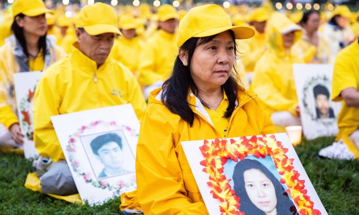 Gao Weiwei sostiene una foto de su hermana, Gao Rongrong, que fue asesinada en la China comunista por su creencia en Falun Dafa, en Washington el 22 de junio de 2018. (Samira Bouaou/La Gran Época)