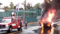 Presunto cortocircuito causa incendio repentino de BMW bajo la lluvia en Puebla