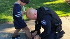 Policías curan las heridas de los pies de un niño descalzo y le regalan un par de zapatos nuevos