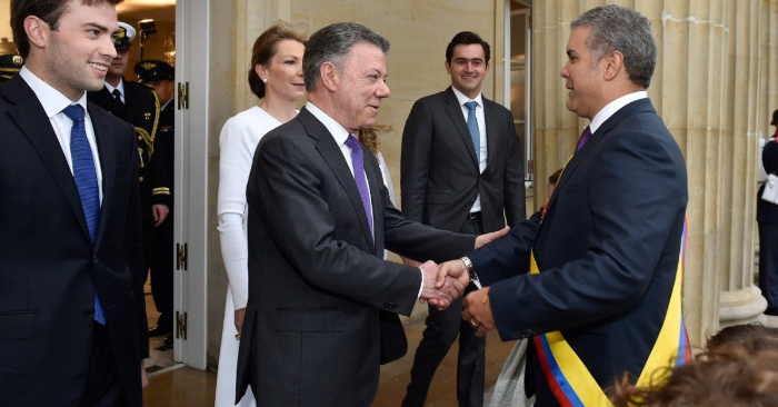 El presidente de Colombia Iván Duque (d) es recibido por el exmandatario Juan Manuel Santos (c) a su llegada a la Casa de Nariño, sede del Ejecutivo, el martes 7 de agosto de 2018, en Bogotá (Colombia). EFE/Oficina de Prensa de Iván Duque.