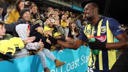 El bólido humano Usain Bolt debuta como futbolista pero falla un gol por falta de velocidad
