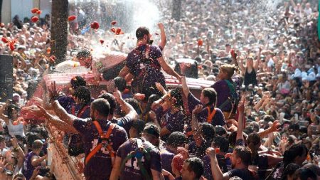 Batalla campal en Valencia con 145.000 kilos de tomates