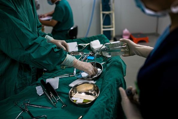 Los médicos preparan instrumentos durante una cirugía plástica de un paciente en el Hospital Médico Cosmetológico Huamei de Shanghai. (CHANDAN KHANNA/AFP/Getty Images)
