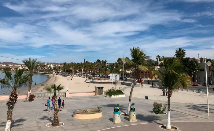 Vista general de la playa y el paseo marítimo de La Paz, Baja California Sur, México. A pesar de una oleada de crímenes violentos en zonas turísticas populares como Los Cabos y Cancún, el turismo es la tercera fuente más grande de divisas en México. En 2017 el país alcanzó un nuevo récord: 39,3 millones de turistas que generaron 21.000 millones de dólares en negocios. FOTOGRAFÍA AFP / DANIEL SLIM. (El crédito de la foto debe leer DANIEL SLIM/AFP/Getty Images)